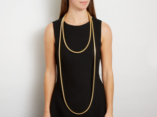 Woman wearing a long 18K gold tubogas necklace