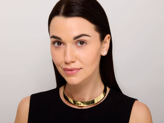 Woman wearing a high polish 18K yellow gold choker necklace