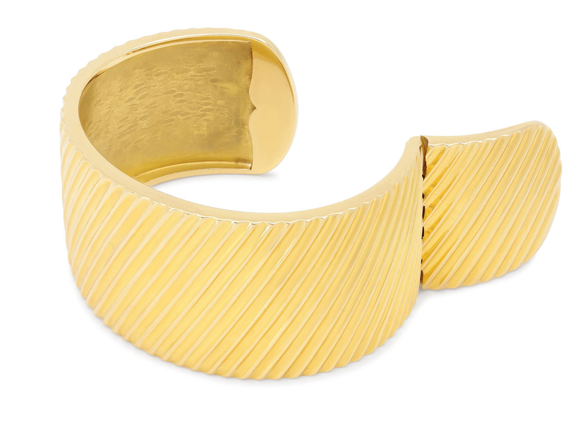Fluted 18K yellow gold hinged bangle bracelet