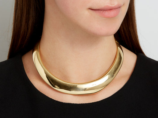 Polished 18K yellow gold collar necklace on model