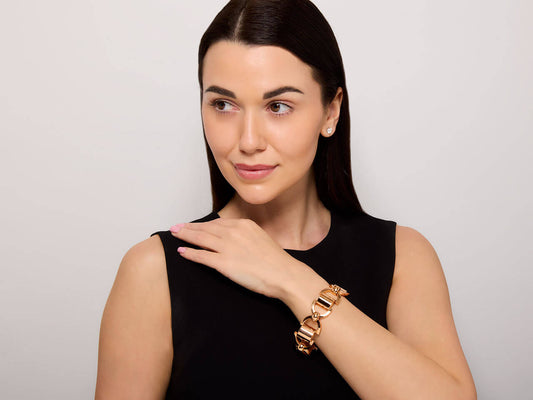 Woman wearing a polished 18K rose gold link bracelet