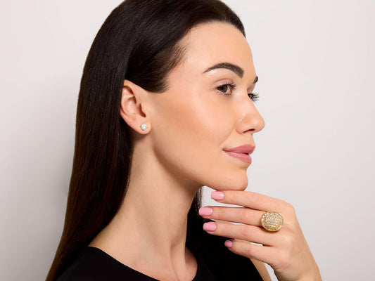 Woman wearing a pavé diamond ring in 18K gold