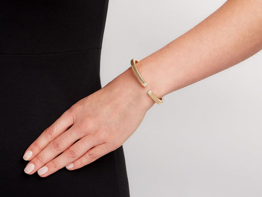 Thin 18K gold tubogas bracelet with diamond set terminals