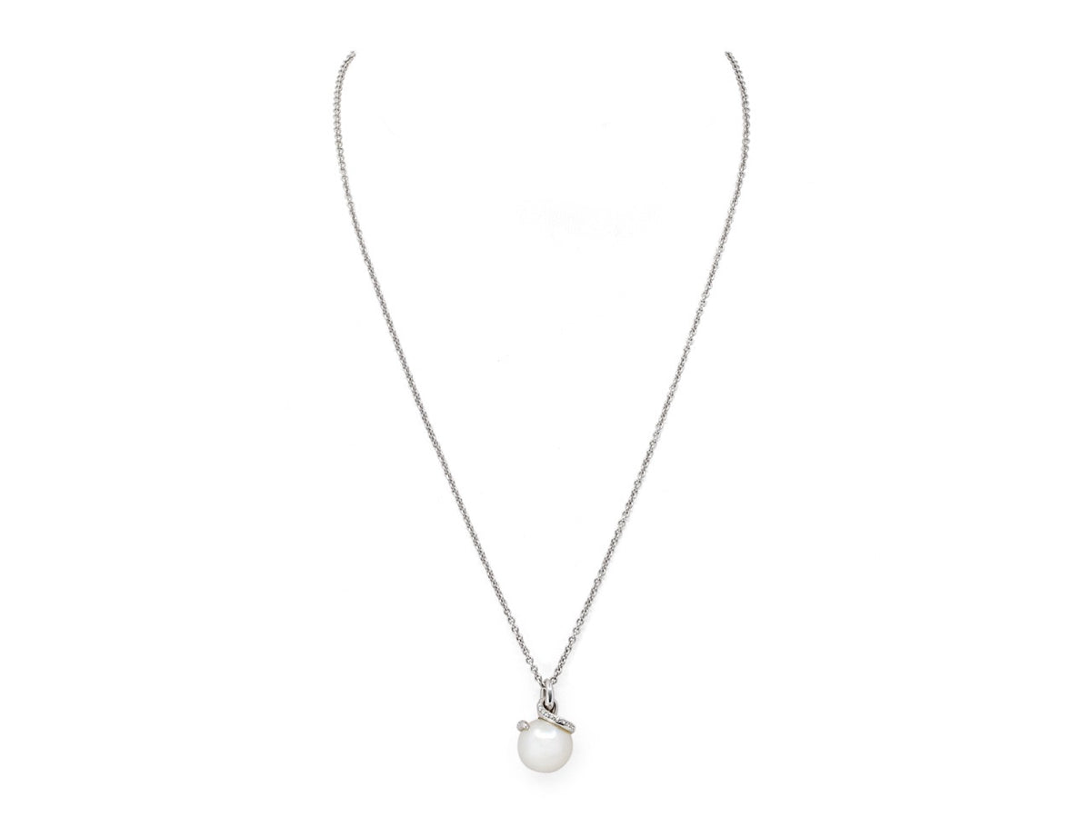 White gold chain necklace with pearl and diamond pendant