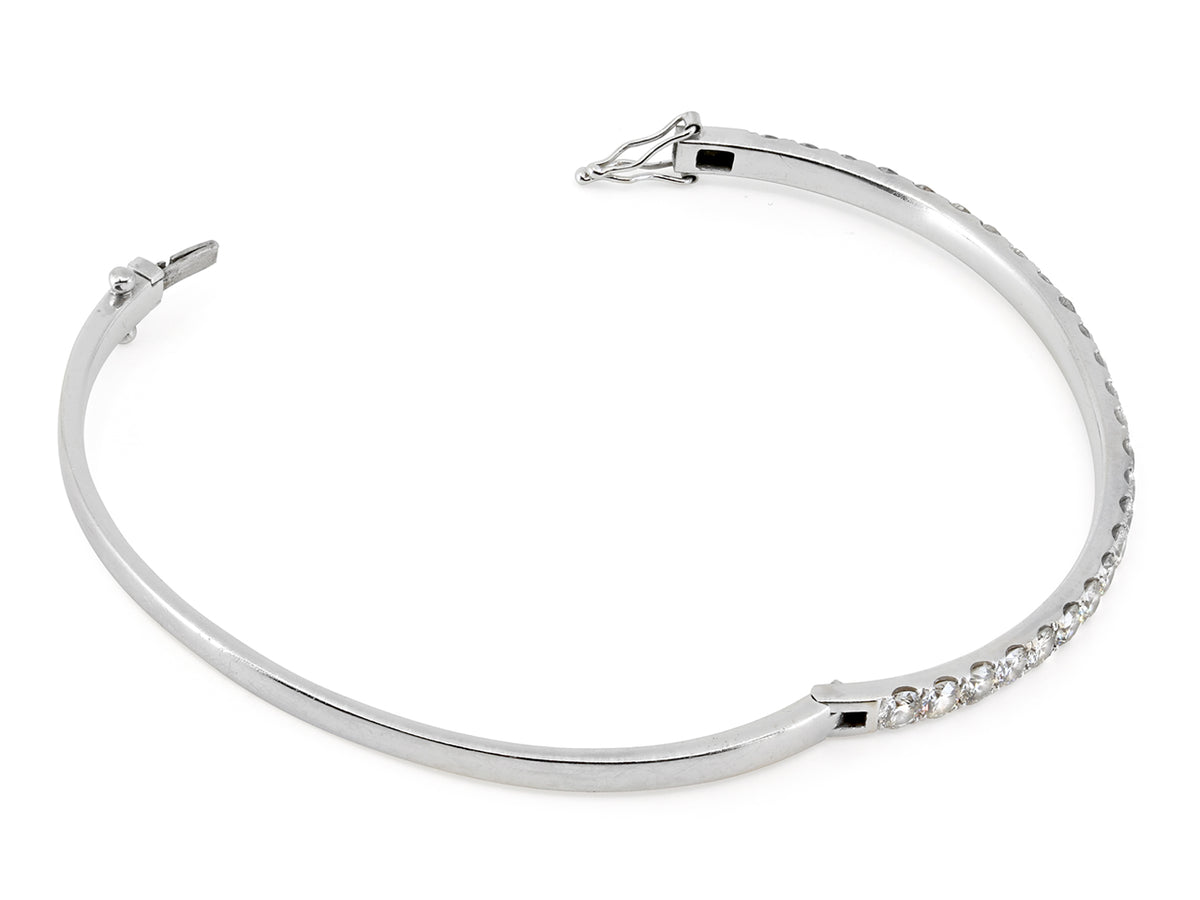 Hinged 18K white gold bangle with round diamonds
