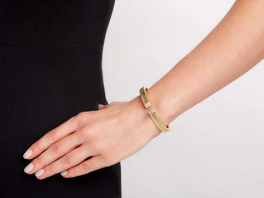 18K gold tubogas bracelet with diamond terminals