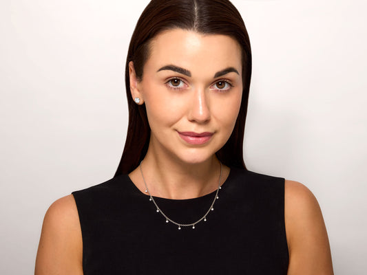 Woman wearing a diamond necklace in white gold