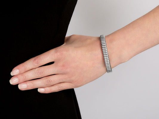 Flexible 18K white gold tubogas bracelet worn on wrist