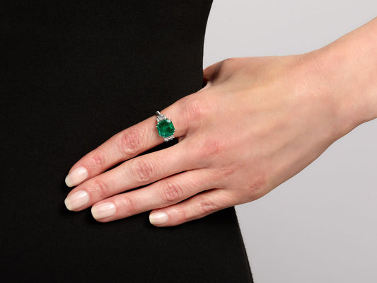 Platinum ring with Colombian emerald and diamonds