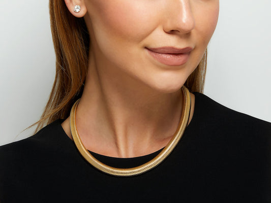 Close up of woman wearing an 18K yellow gold tubogas necklace