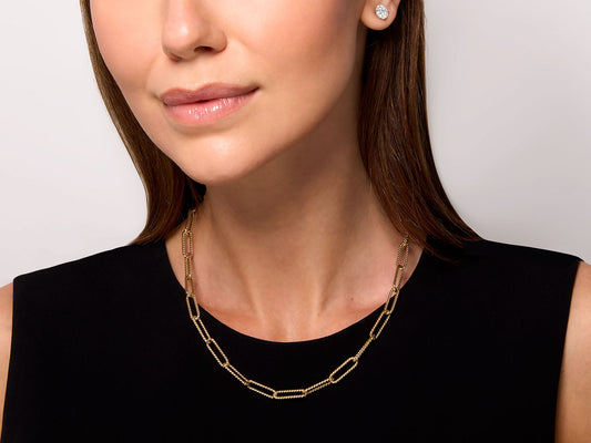 Woman wearing a twisted rope link yellow gold necklace