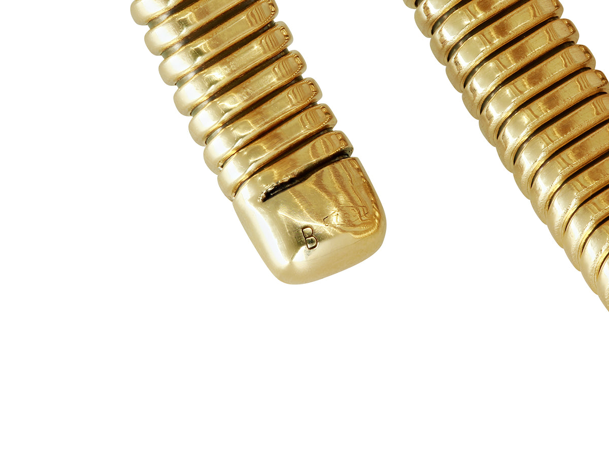 Close view of seven row 18k gold tubogas bracelet clasp