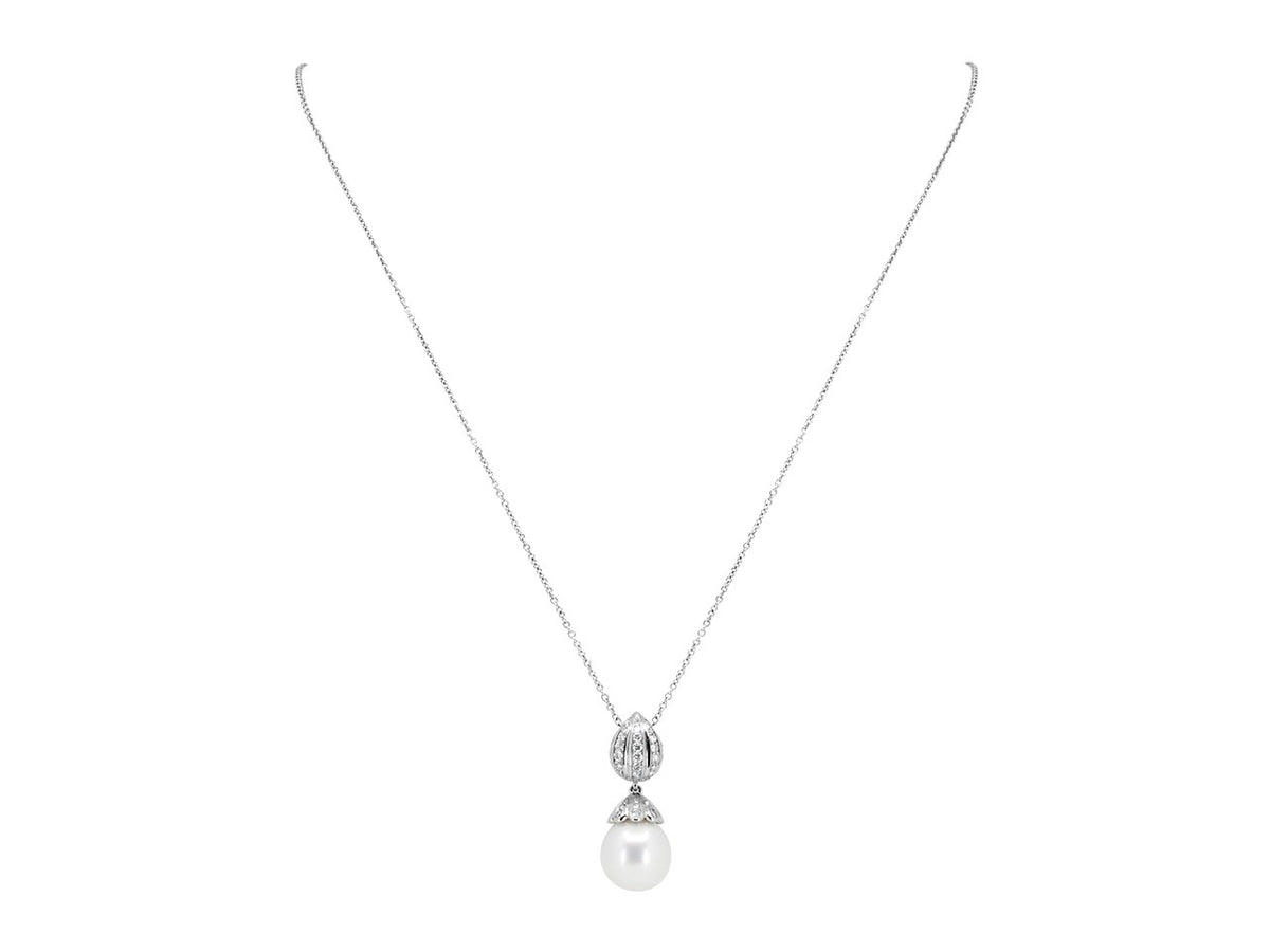 White gold pendant with diamond detail and pearl
