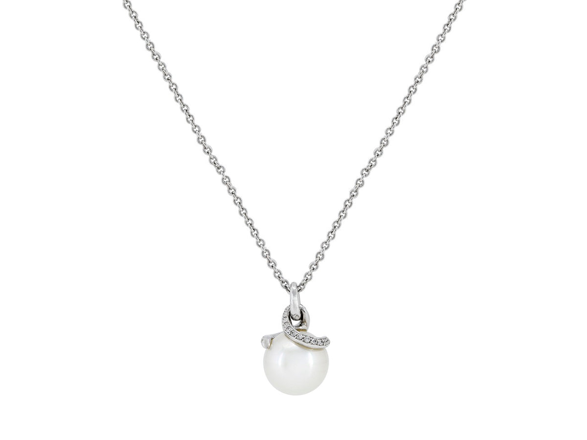 White gold chain with Akoya pearl pendant