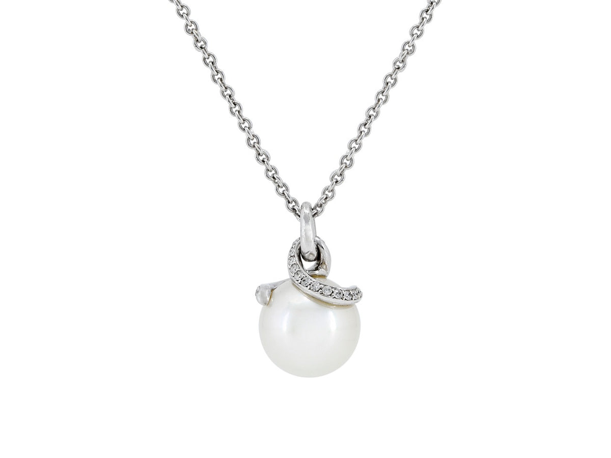 White gold pendant with round Akoya pearl and diamonds