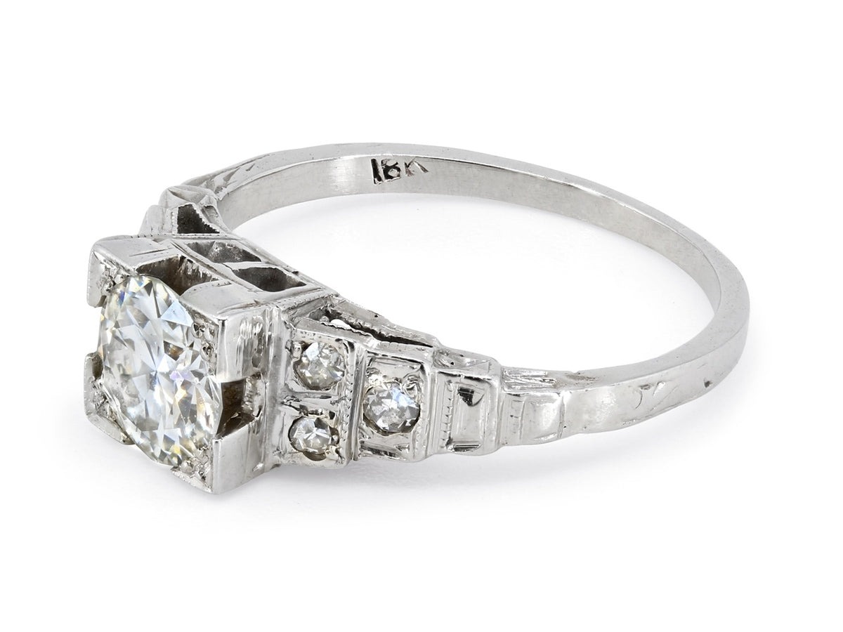 Antique Edwardian diamond ring in 18K white gold with stepped shoulders