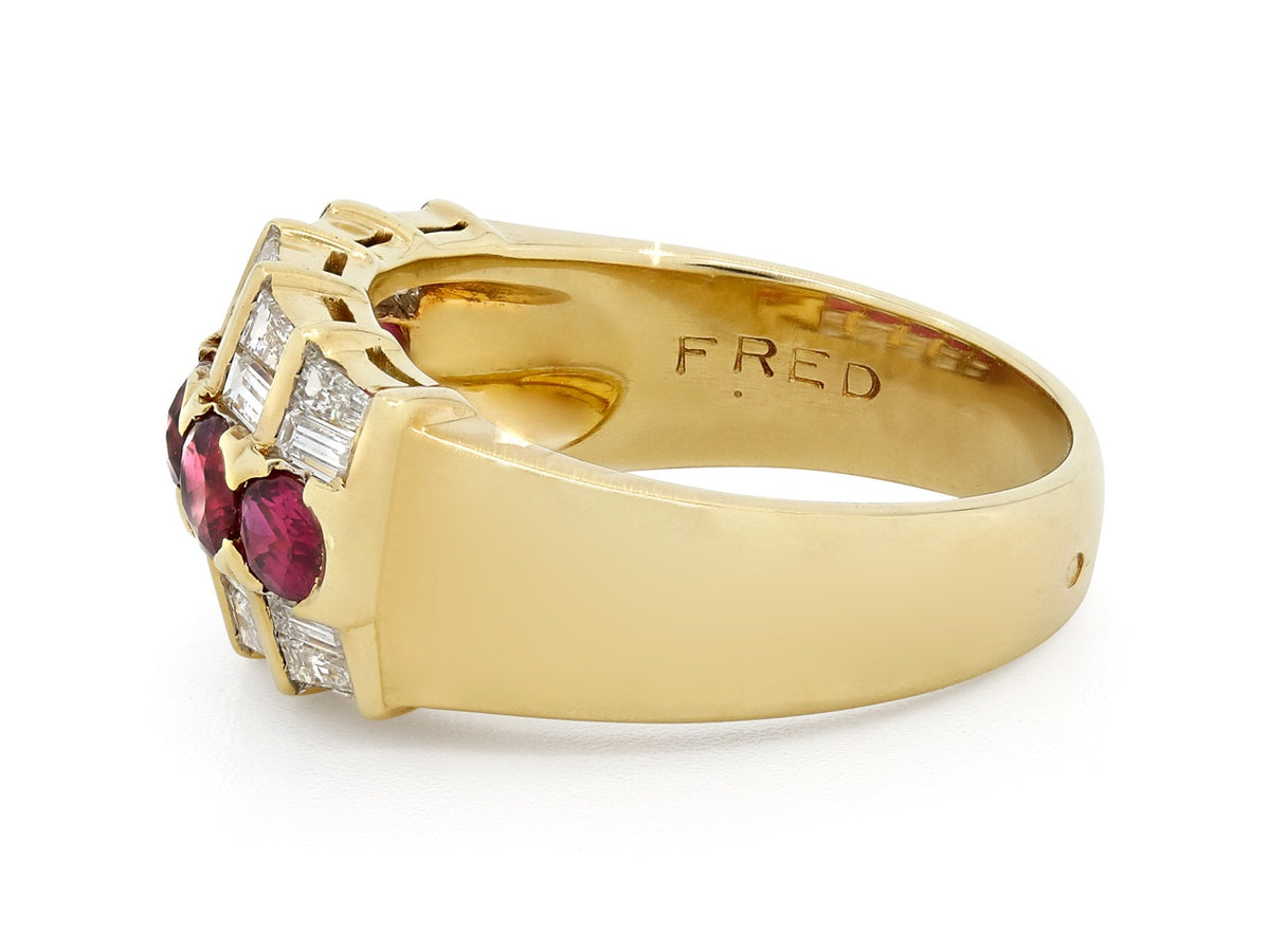 18K gold ring with oval rubies and baguette diamonds