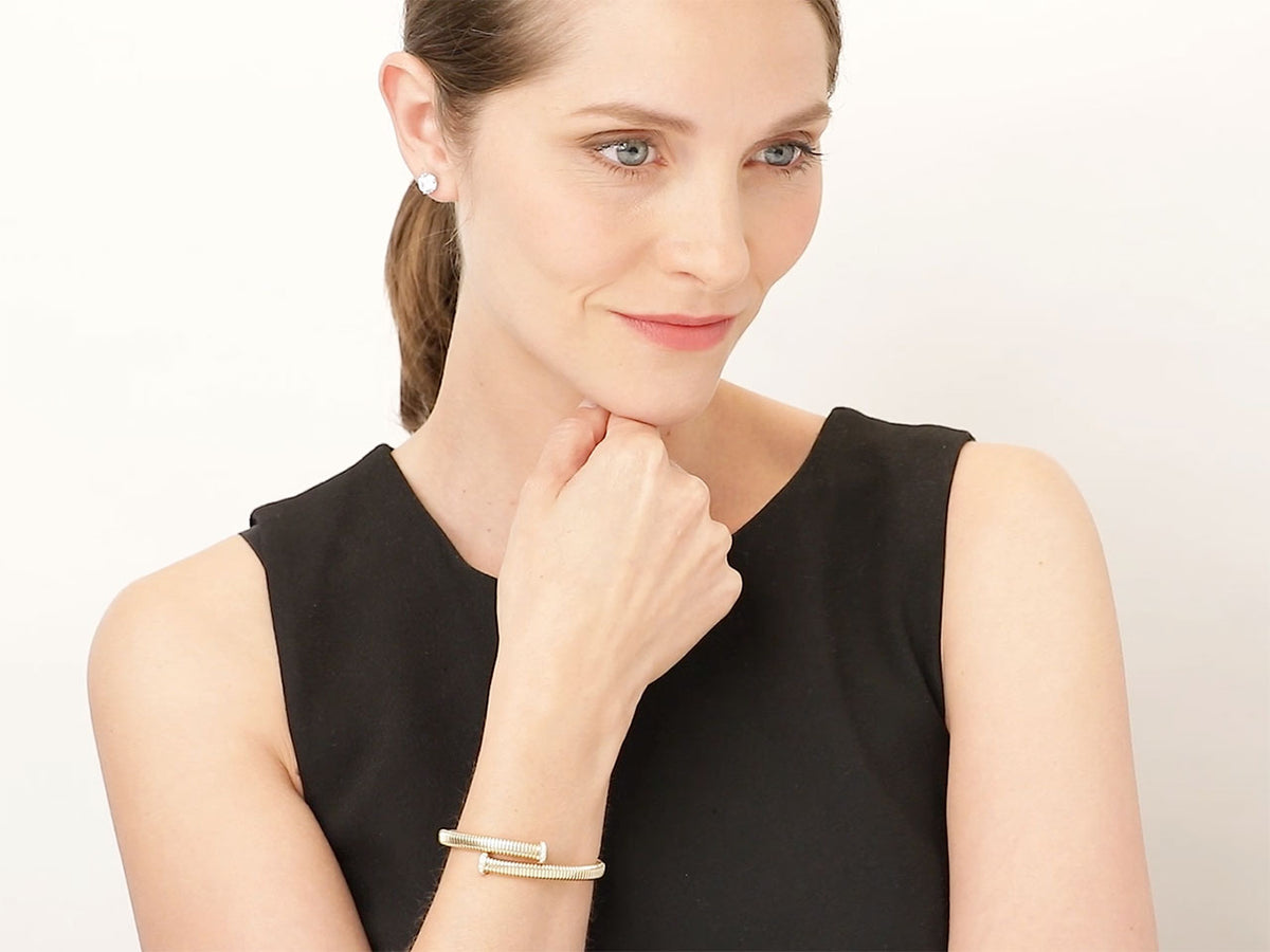 Woman wearing an 18K yellow gold tubogas bracelet