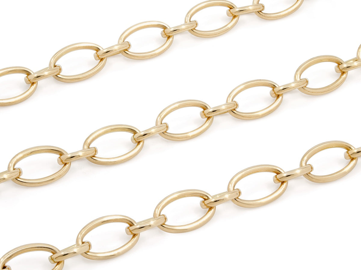 Close view of an 18k gold chain with oval links