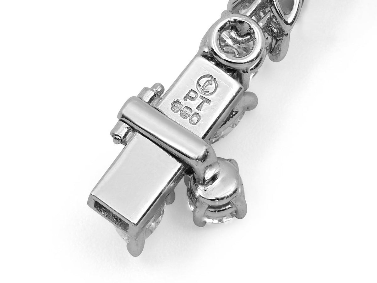 Platinum necklace clasp with engraved 750 hallmark