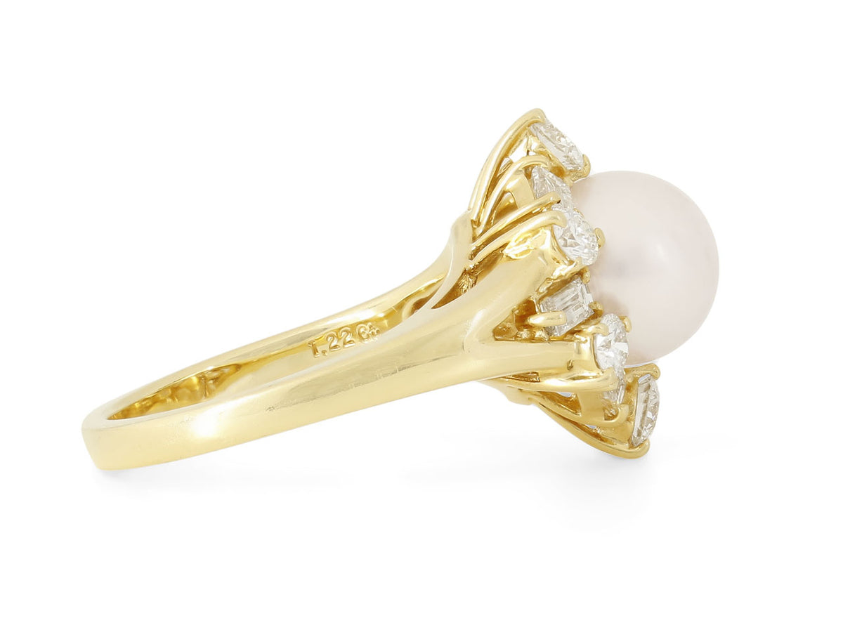 18K yellow gold ring with pearl and diamond halo