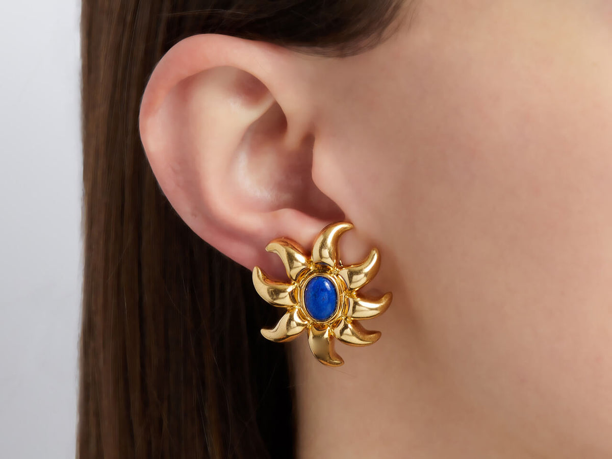 18K gold flower earring with blue lapis center