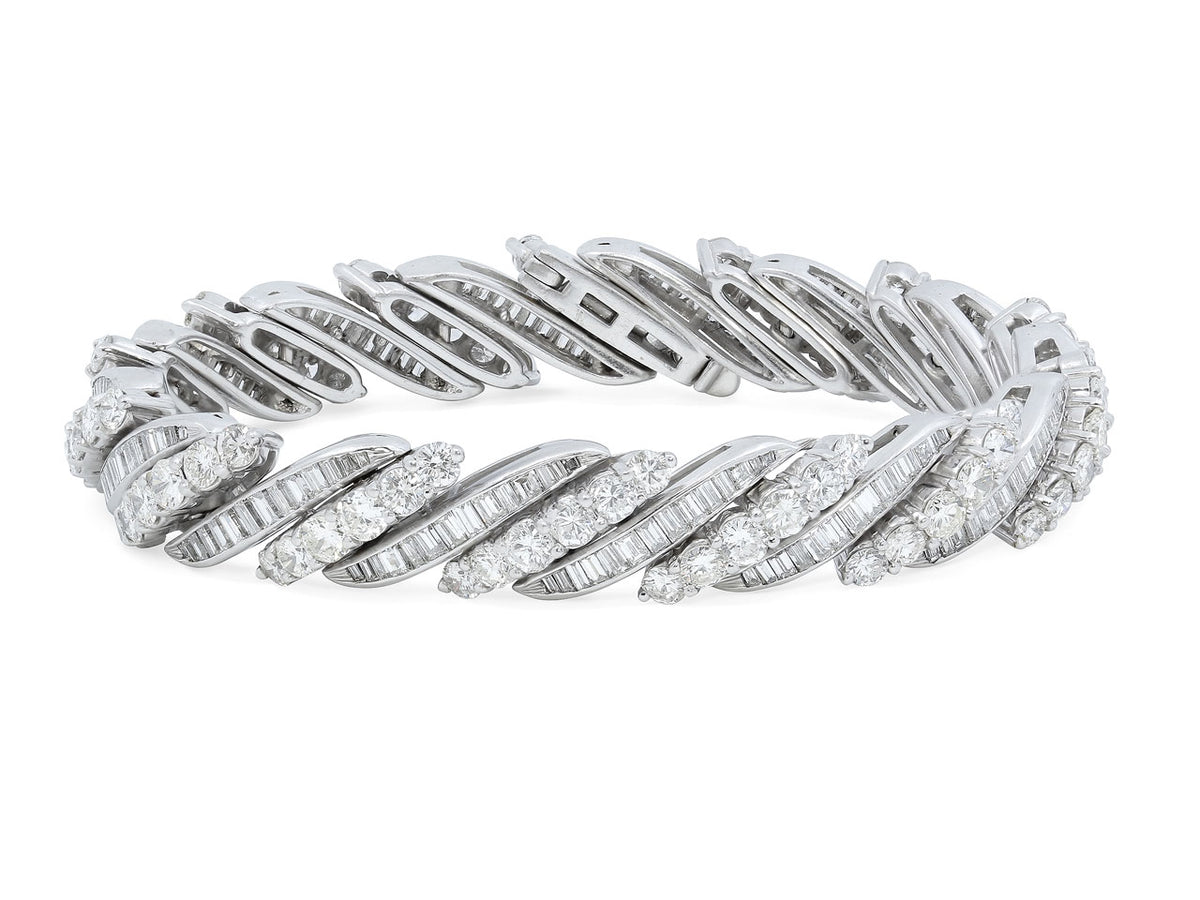 Platinum bracelet with round and baguette diamonds