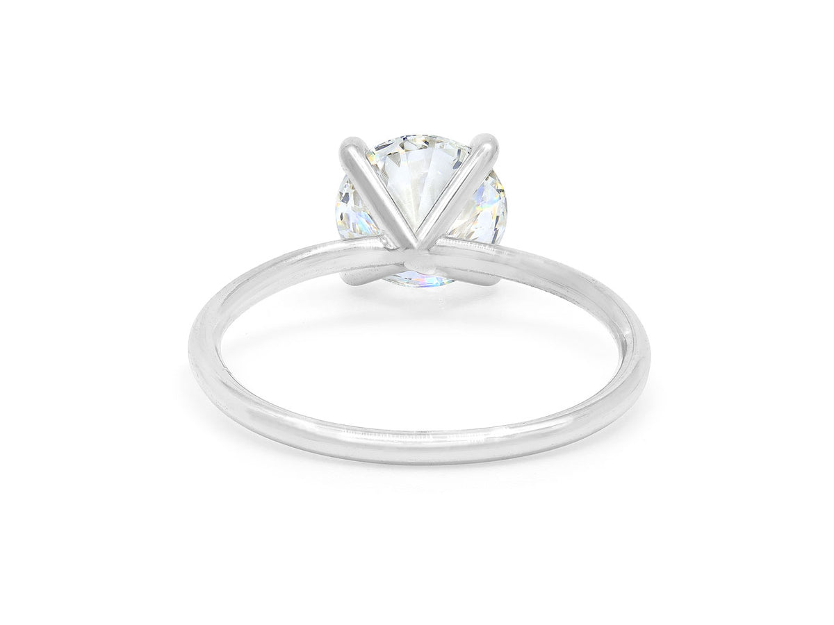 Round brilliant diamond in a platinum prong setting