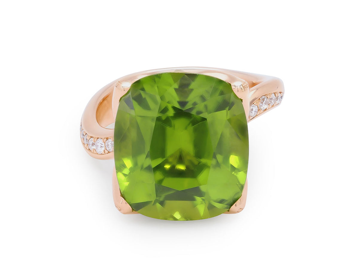 Cushion cut peridot ring in 18K rose gold with diamonds