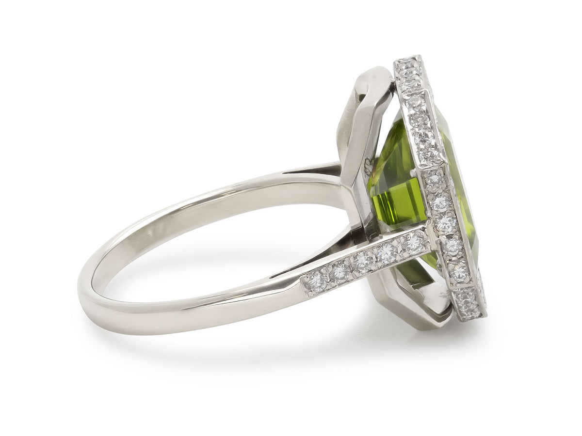 Side view of an 18K white gold peridot diamond ring