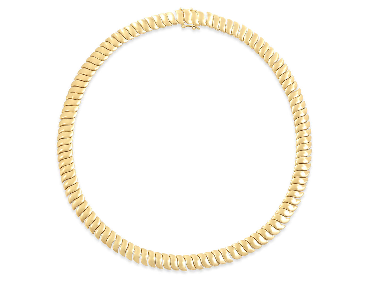Flexible 18K gold necklace with wave shaped links
