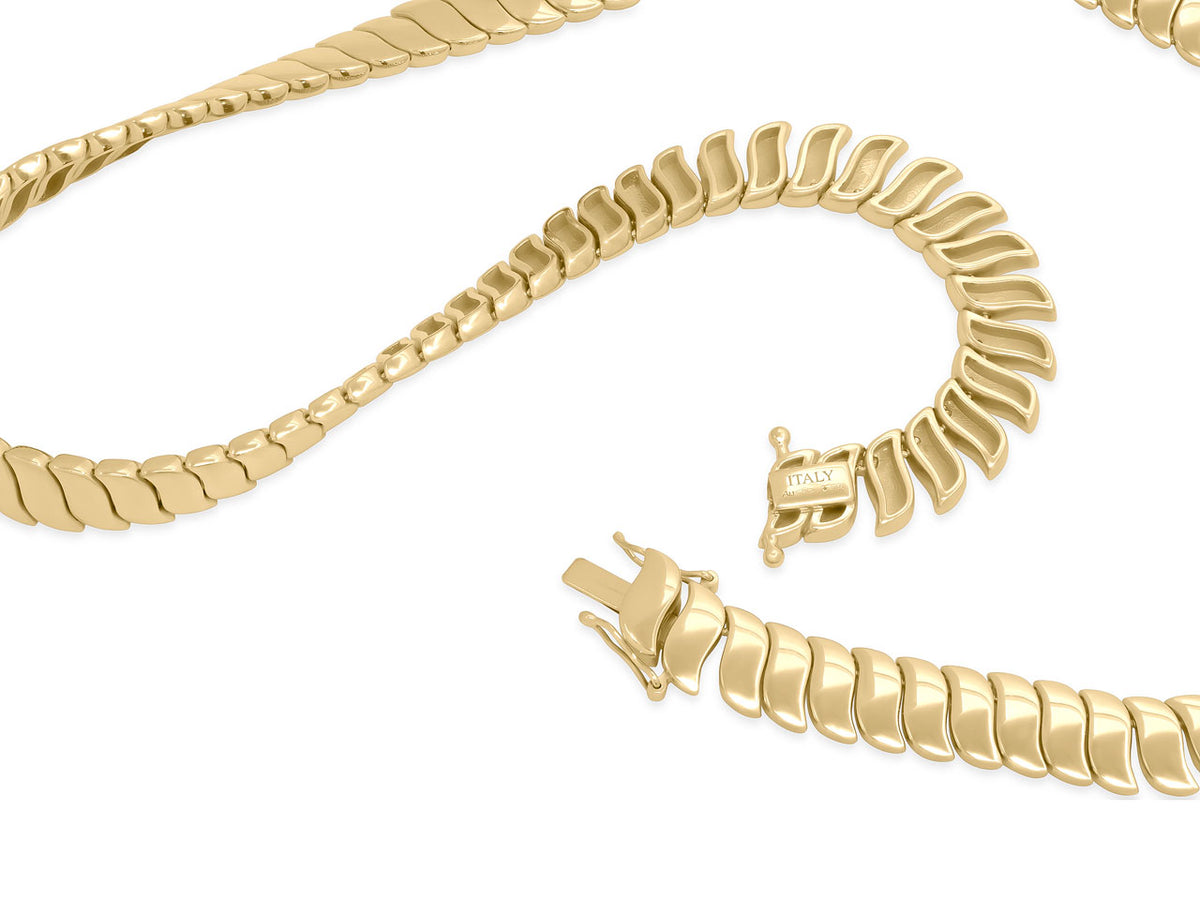 Flexible 18K gold necklace with wave shaped links
