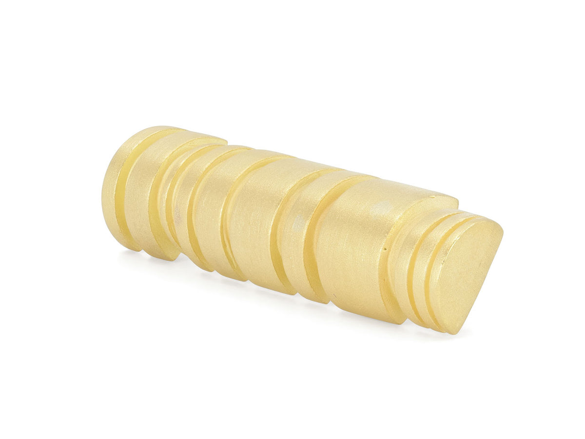 Grooved cylindrical brooch in textured 18K gold