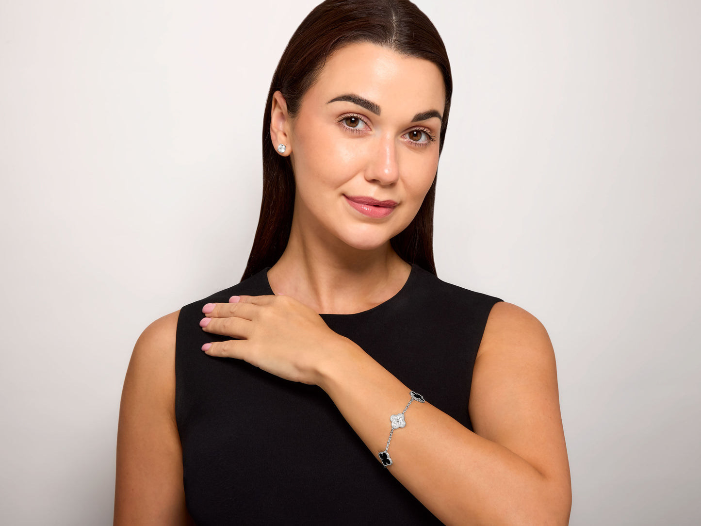 Van Cleef & Arpels 'Vintage Alhambra' Diamond and Onyx Bracelet, 5 Motifs, in 18K White Gold